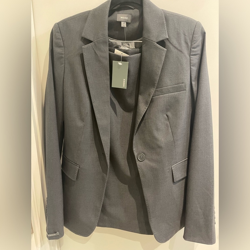 Mexx Charcoal women’s suit: Blazer& Skirt. Top is gift with purchase. Size xs-s